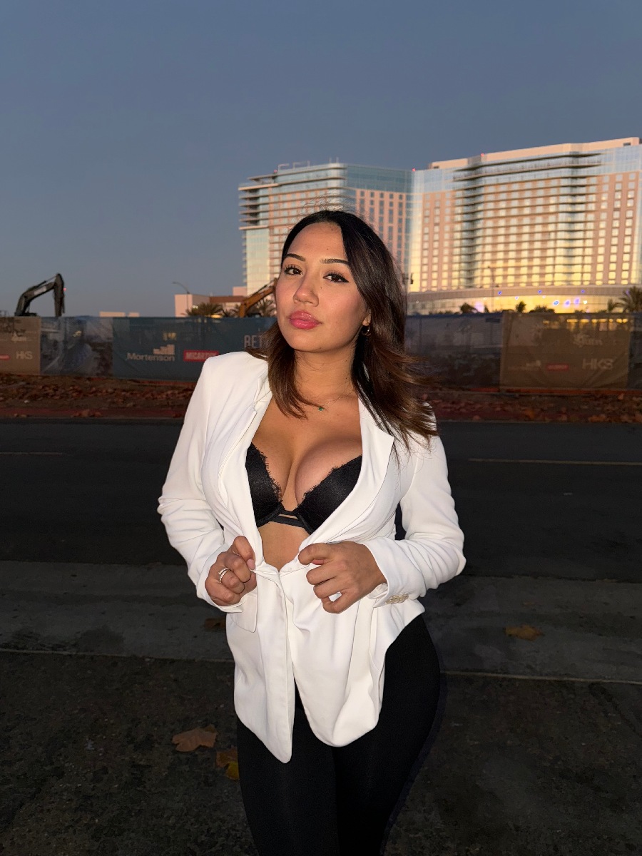 Take a pause and enjoy Ali Cruz — streaming from Bogota