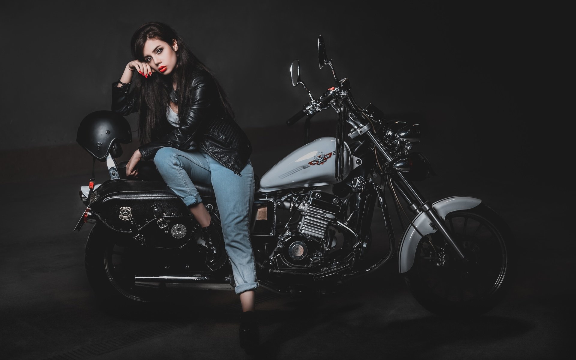 Biker girls: style and drive brings the glow — live moments in Bogota