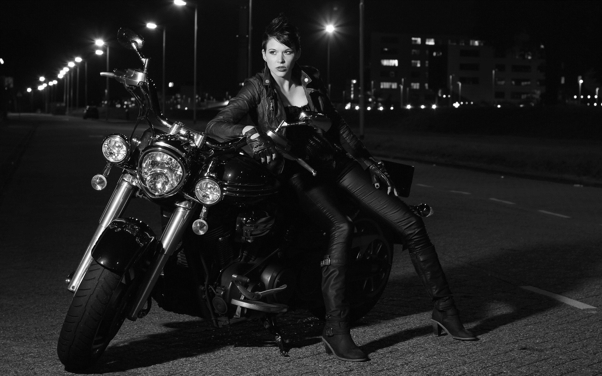 Photo Beautiful girls and motorcycles in Bogota
