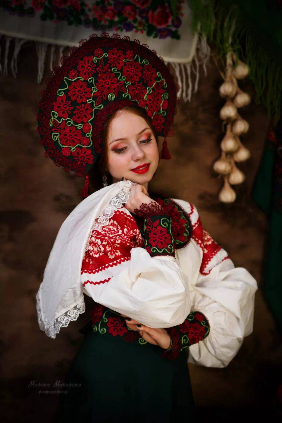 Take a pause and enjoy Women in Slavic costumes — streaming from Bogota