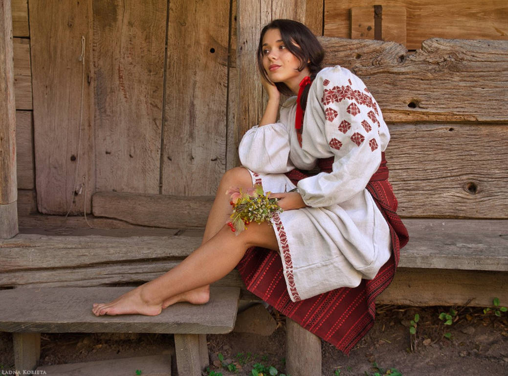 Fresh photos, fresh mood — Women in Slavic costumes online in Bogota