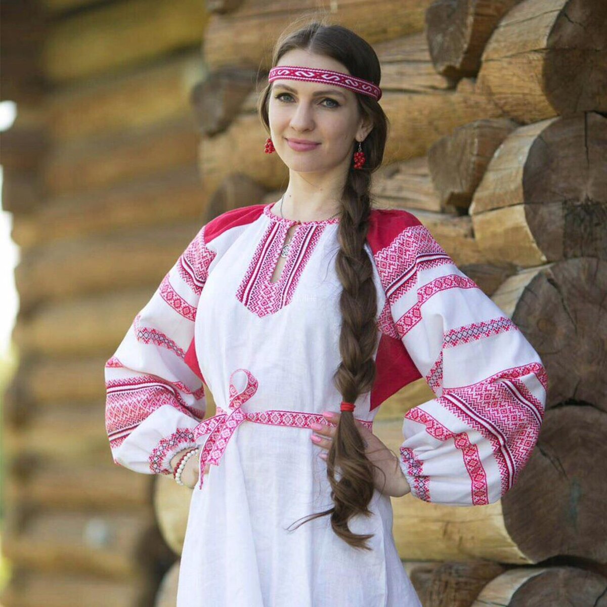 Girls in Slavic costumes brings the glow — live moments in Bogota